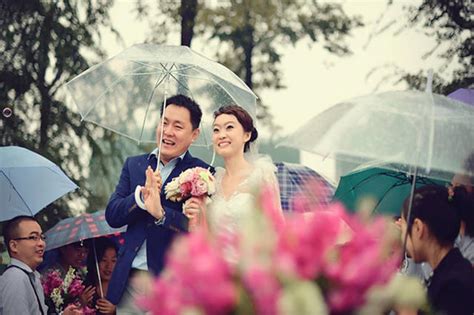 结婚下雨|结婚当天下雨婆婆说我不吉利？婚礼当天下雨有什么寓意兆头